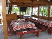 Кафе на открытом воздухе Кафе с видом на озеро